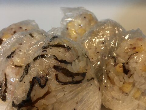 揚げ玉が決め手 雑穀米の一風変わったおにぎり